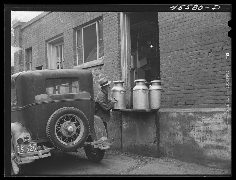 1941-Farmer-bringing-in-the-milk-at-the-Burlington-cooperative-milk-bottling-plant.-Burlington-BCMP-Lib-Congress5
