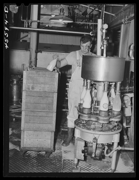 1941-In-the-Burlington-cooperative-milk-bottling-plant.-Burlington-Vermont-BCMP-Lib-Congress2